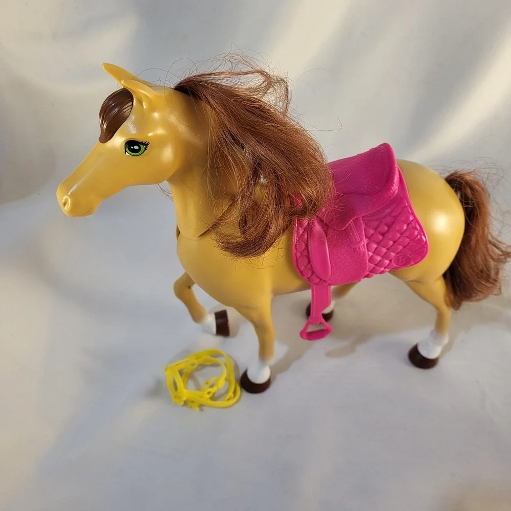 2018 Mattel BARBIE Horse from Hugs 'N' Horses With Hot Pink Saddle and Corral